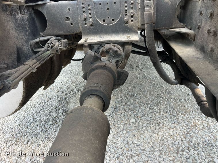 image for item LA9992 2010 Volvo VNL  semi truck