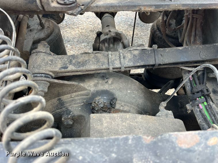 image for item LA9992 2010 Volvo VNL  semi truck