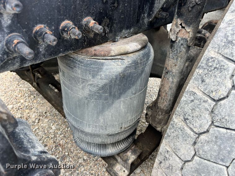 image for item LA9992 2010 Volvo VNL  semi truck