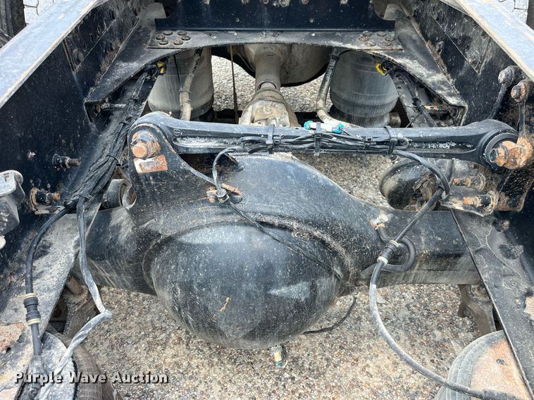 image for item LA9992 2010 Volvo VNL  semi truck