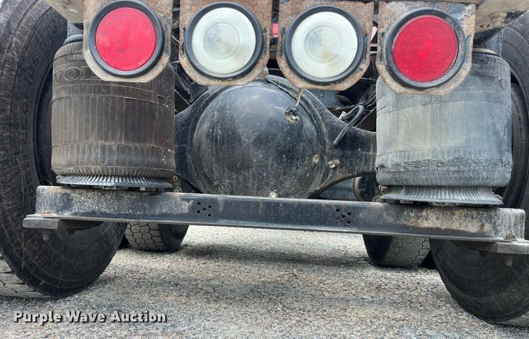 image for item LA9992 2010 Volvo VNL  semi truck