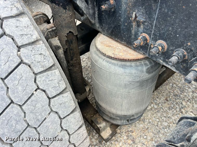 image for item LA9992 2010 Volvo VNL  semi truck