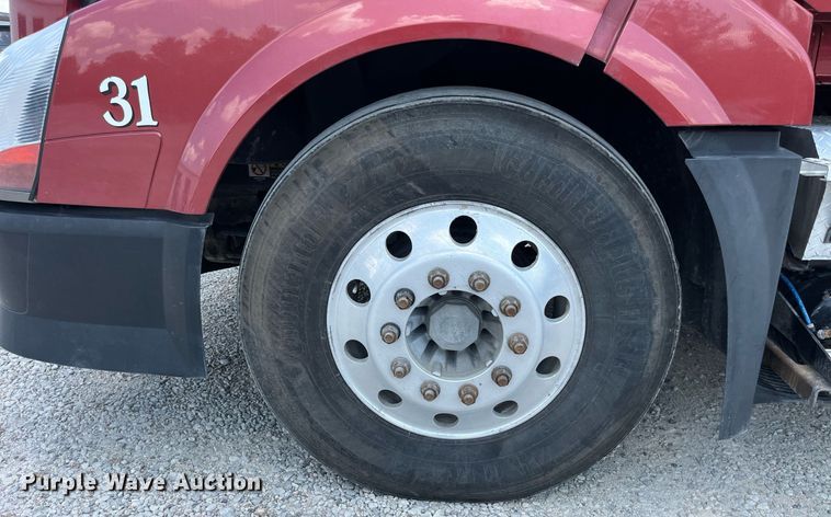 image for item LA9992 2010 Volvo VNL  semi truck