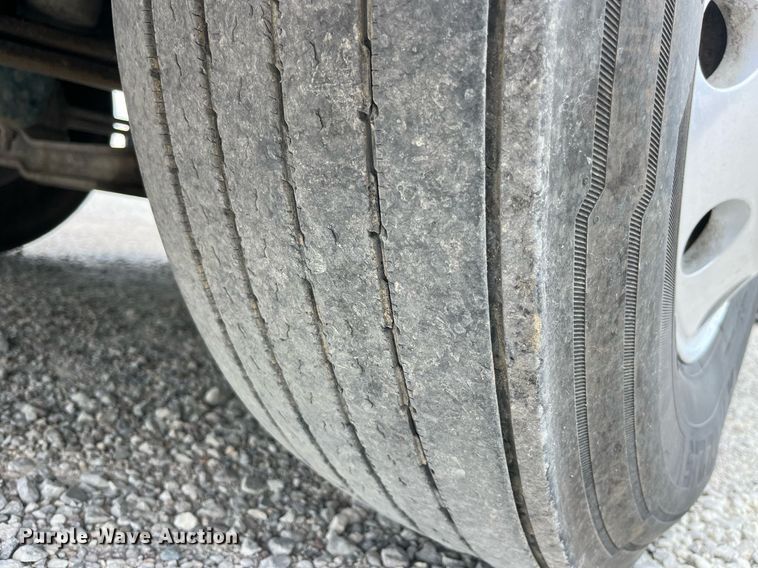 image for item LA9992 2010 Volvo VNL  semi truck