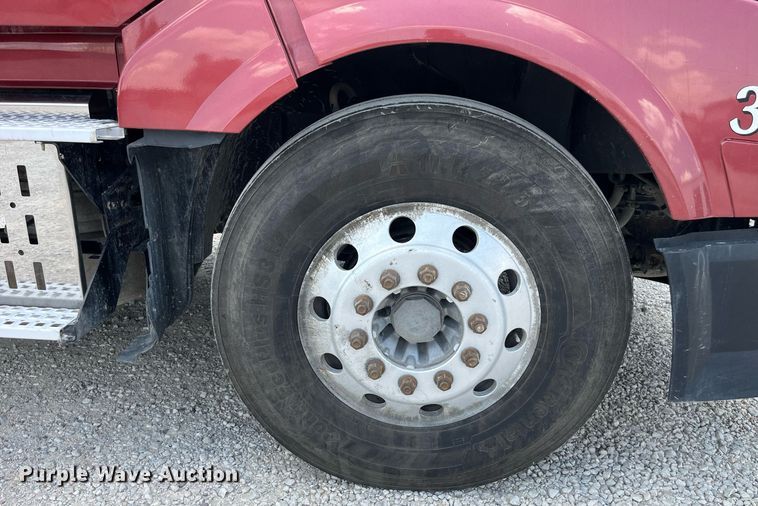 image for item LA9992 2010 Volvo VNL  semi truck