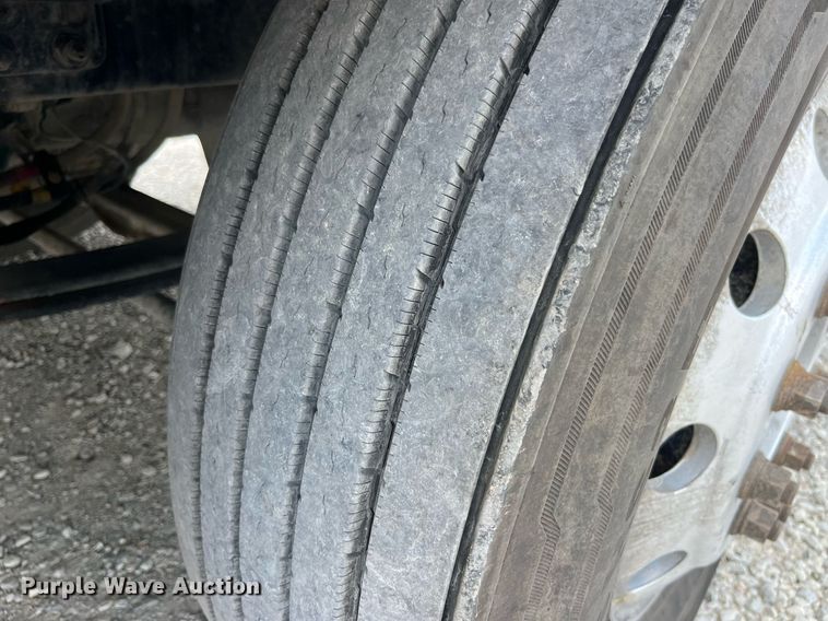 image for item LA9992 2010 Volvo VNL  semi truck