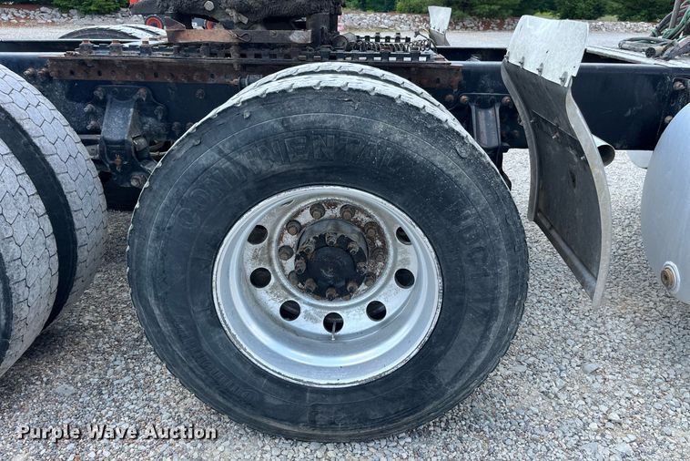 image for item LA9992 2010 Volvo VNL  semi truck