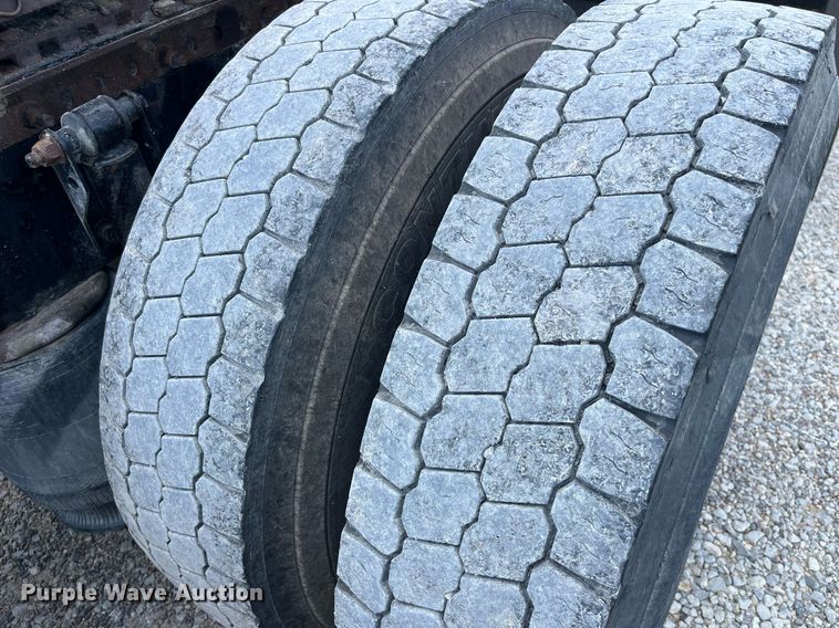 image for item LA9992 2010 Volvo VNL  semi truck