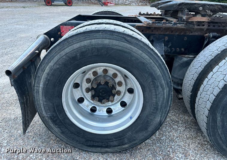 image for item LA9992 2010 Volvo VNL  semi truck