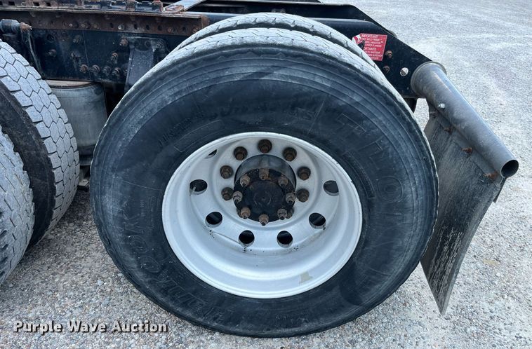 image for item LA9992 2010 Volvo VNL  semi truck