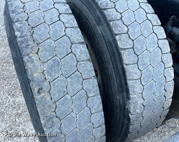 image for item LA9992 2010 Volvo VNL  semi truck