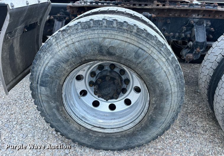 image for item LA9992 2010 Volvo VNL  semi truck