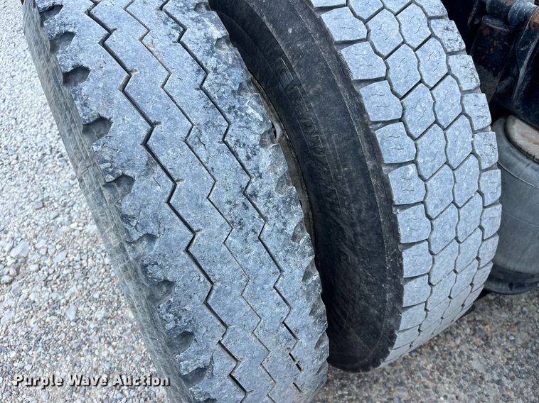 image for item LA9992 2010 Volvo VNL  semi truck