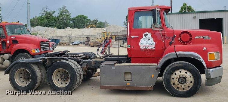 image for item LE9186 1990 Ford L9000  semi truck