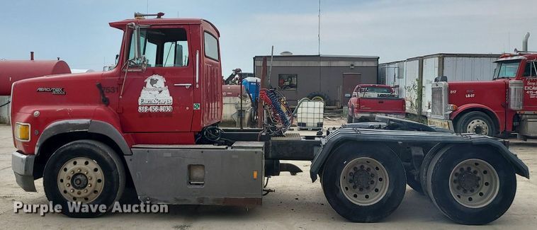 image for item LE9186 1990 Ford L9000  semi truck