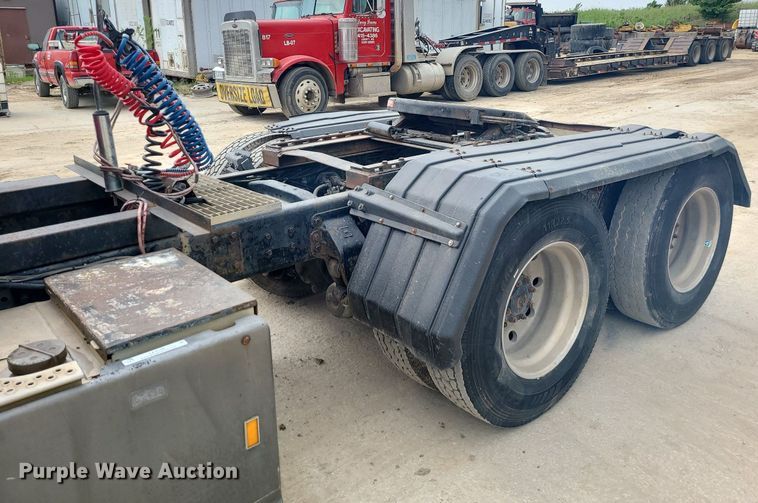 image for item LE9186 1990 Ford L9000  semi truck