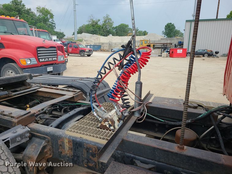 image for item LE9186 1990 Ford L9000  semi truck