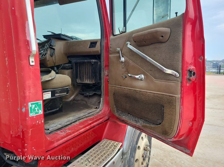 image for item LE9186 1990 Ford L9000  semi truck