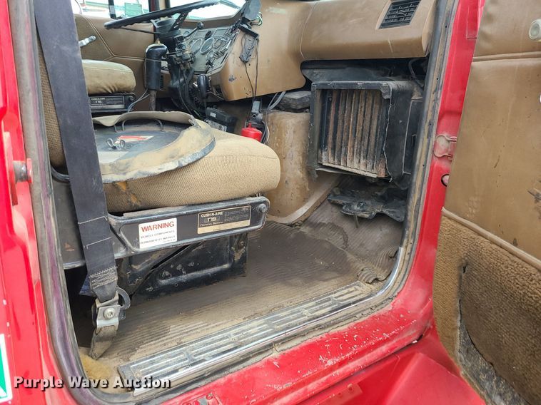 image for item LE9186 1990 Ford L9000  semi truck