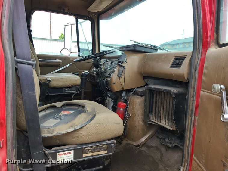 image for item LE9186 1990 Ford L9000  semi truck