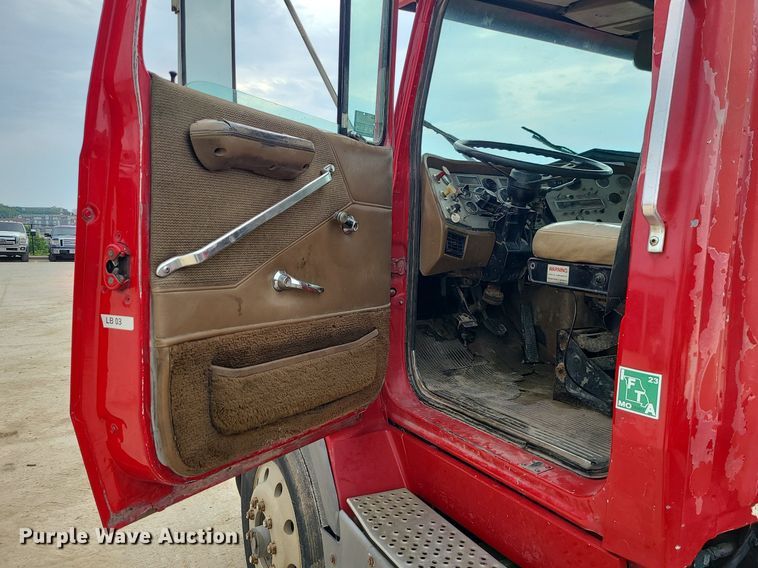 image for item LE9186 1990 Ford L9000  semi truck