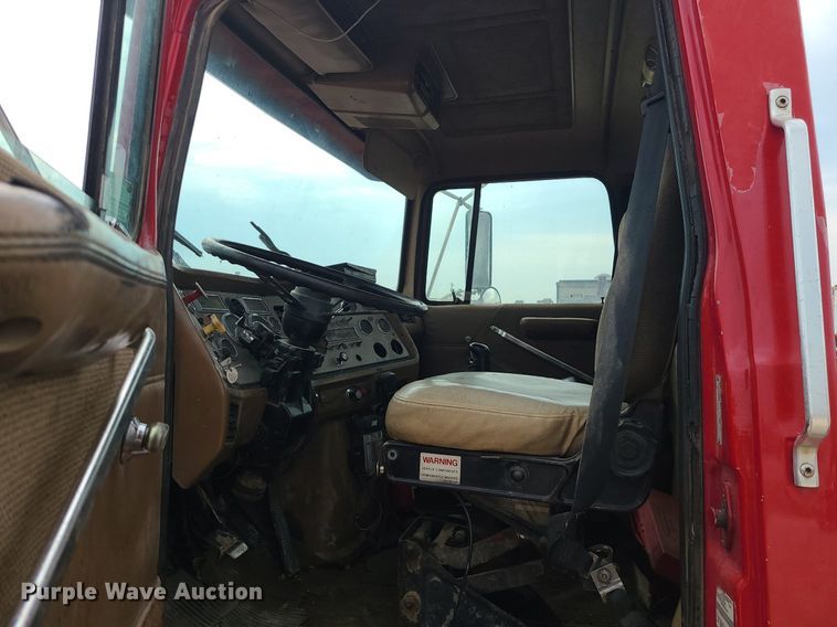 image for item LE9186 1990 Ford L9000  semi truck