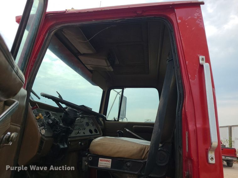 image for item LE9186 1990 Ford L9000  semi truck