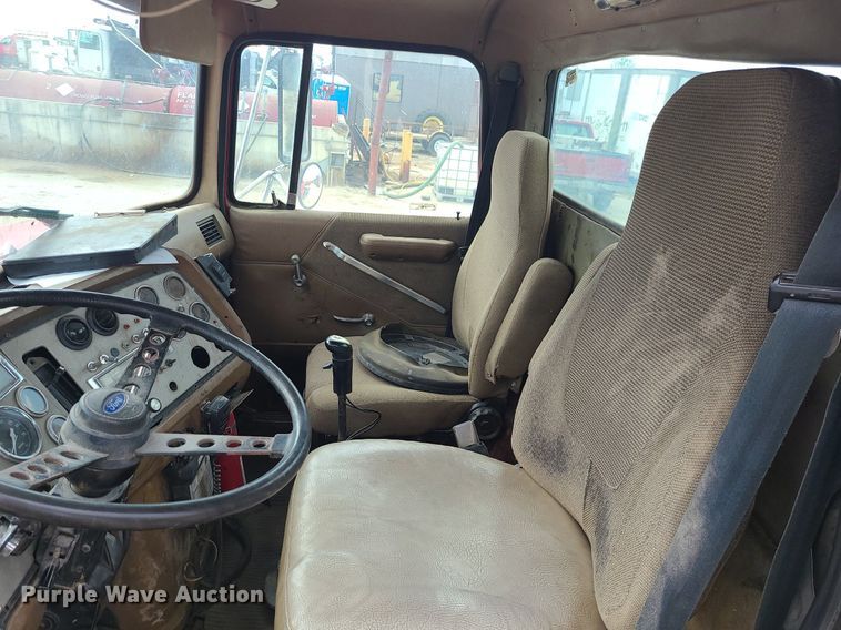 image for item LE9186 1990 Ford L9000  semi truck