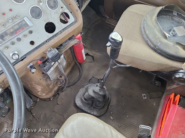 image for item LE9186 1990 Ford L9000  semi truck