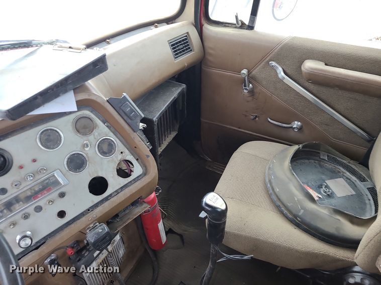 image for item LE9186 1990 Ford L9000  semi truck