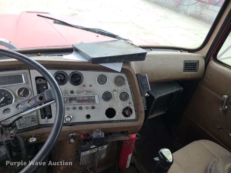 image for item LE9186 1990 Ford L9000  semi truck