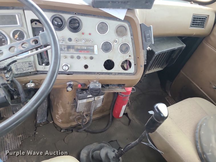 image for item LE9186 1990 Ford L9000  semi truck