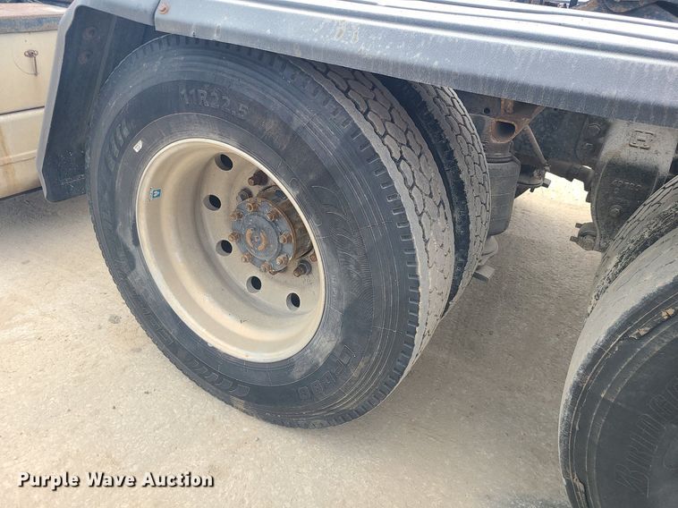 image for item LE9186 1990 Ford L9000  semi truck