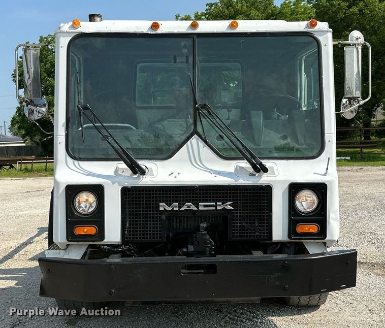 image for item LG9247 2003 Mack MR  roll-off container truck