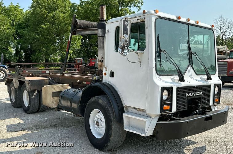 image for item LG9247 2003 Mack MR  roll-off container truck