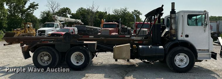 image for item LG9247 2003 Mack MR  roll-off container truck