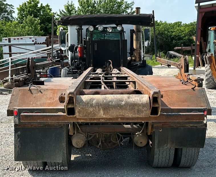 image for item LG9247 2003 Mack MR  roll-off container truck