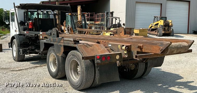 image for item LG9247 2003 Mack MR  roll-off container truck