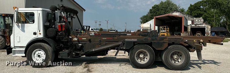 image for item LG9247 2003 Mack MR  roll-off container truck