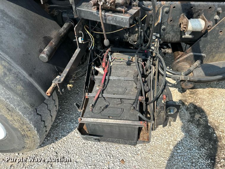 image for item LG9247 2003 Mack MR  roll-off container truck