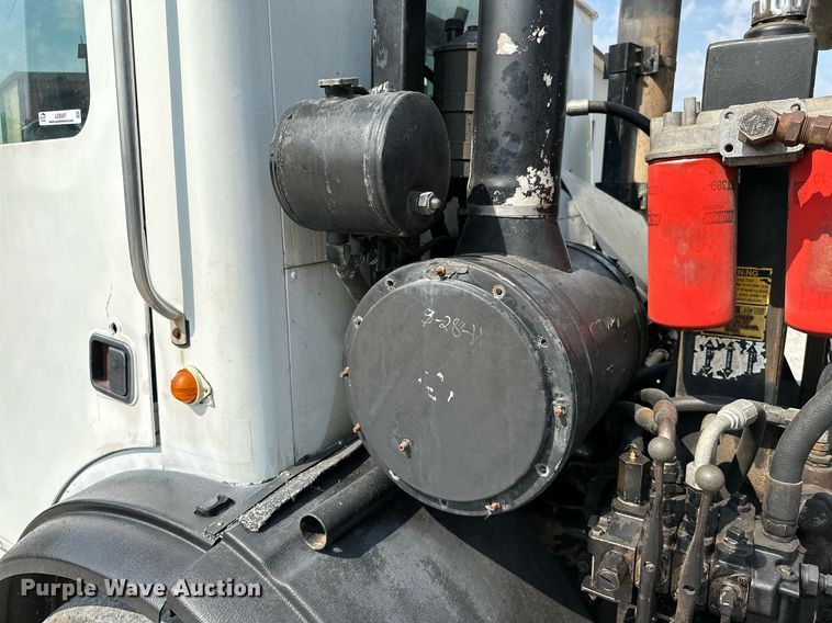 image for item LG9247 2003 Mack MR  roll-off container truck