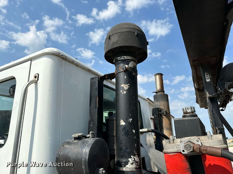 image for item LG9247 2003 Mack MR  roll-off container truck