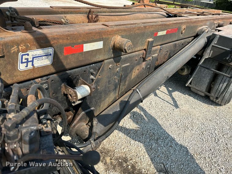 image for item LG9247 2003 Mack MR  roll-off container truck