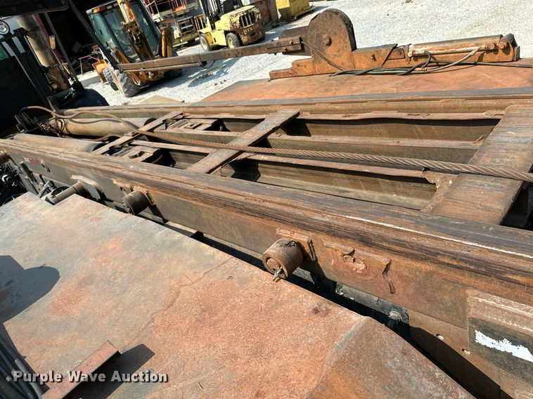 image for item LG9247 2003 Mack MR  roll-off container truck