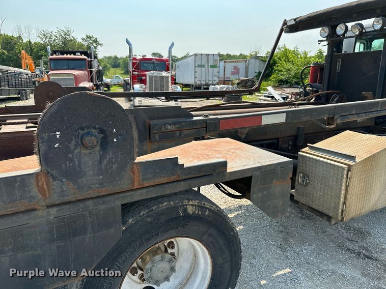 image for item LG9247 2003 Mack MR  roll-off container truck