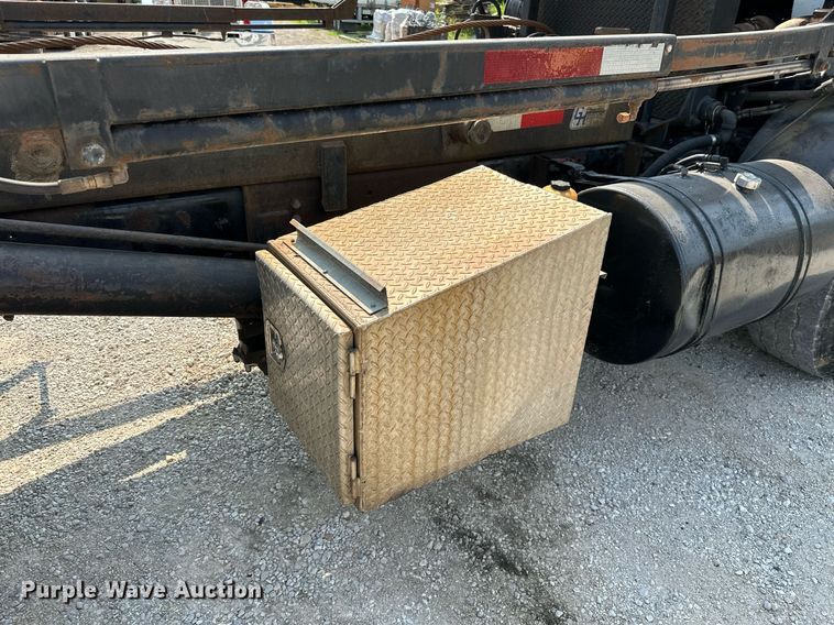 image for item LG9247 2003 Mack MR  roll-off container truck