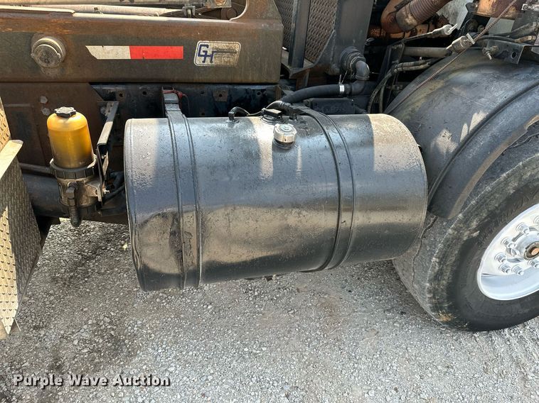 image for item LG9247 2003 Mack MR  roll-off container truck