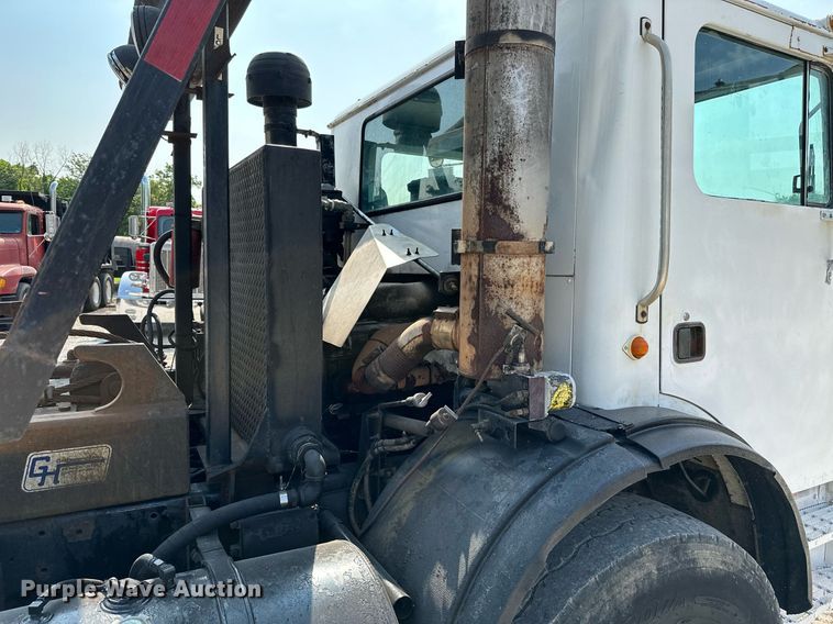 image for item LG9247 2003 Mack MR  roll-off container truck