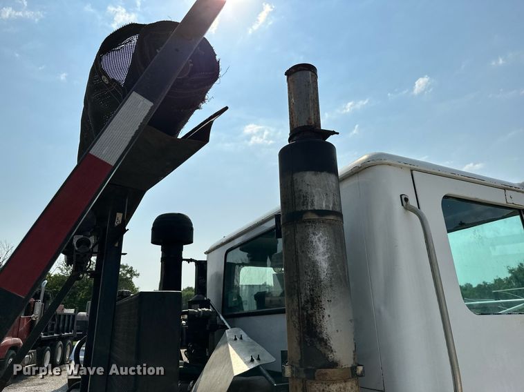 image for item LG9247 2003 Mack MR  roll-off container truck