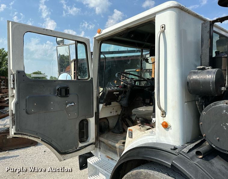 image for item LG9247 2003 Mack MR  roll-off container truck